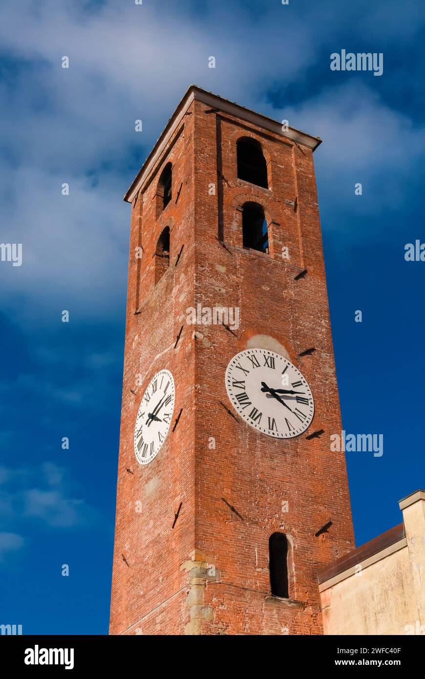 Chiesa del Carmine, antica campana e campanile nel centro storico di Lucca Foto Stock