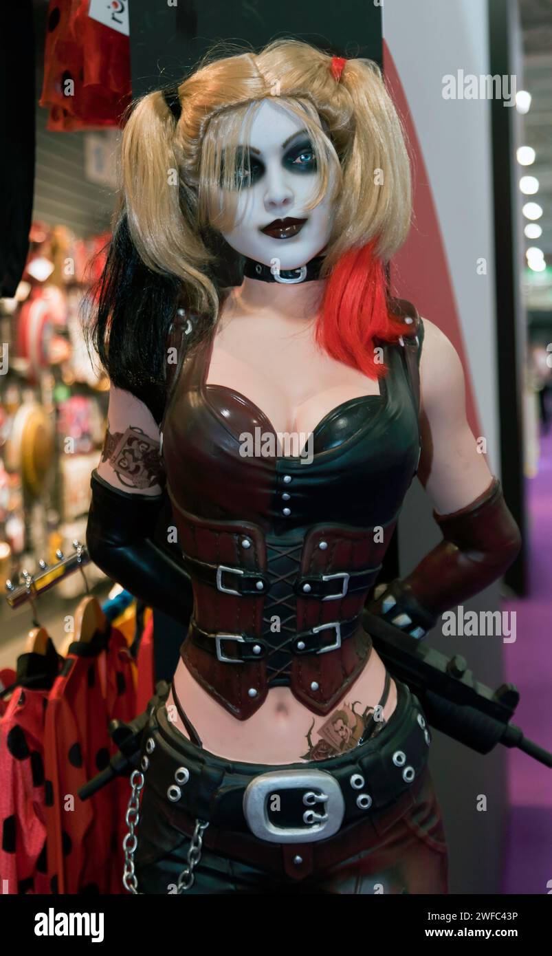 Primo piano di una statua a grandezza naturale di Harley Quinn, da Batman, in mostra sullo stand di Rubies Masquerade Co., alla Topy Fair del 2024, Olympia, Londra Foto Stock