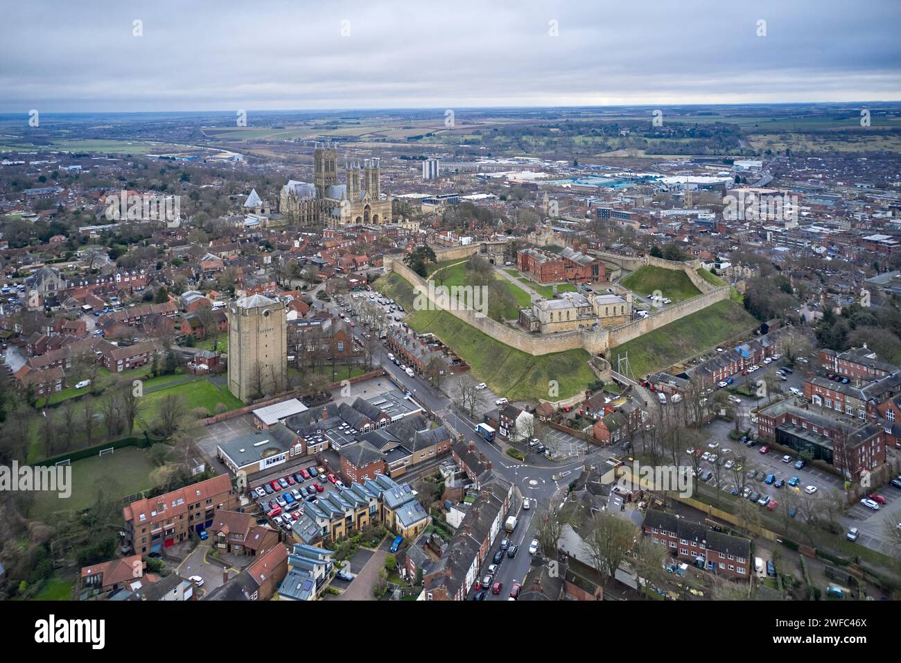 "Uphill" città di Lincoln che mostra la Cattedrale di Lincoln, il Castello di Lincoln e la torre d'acqua Foto Stock