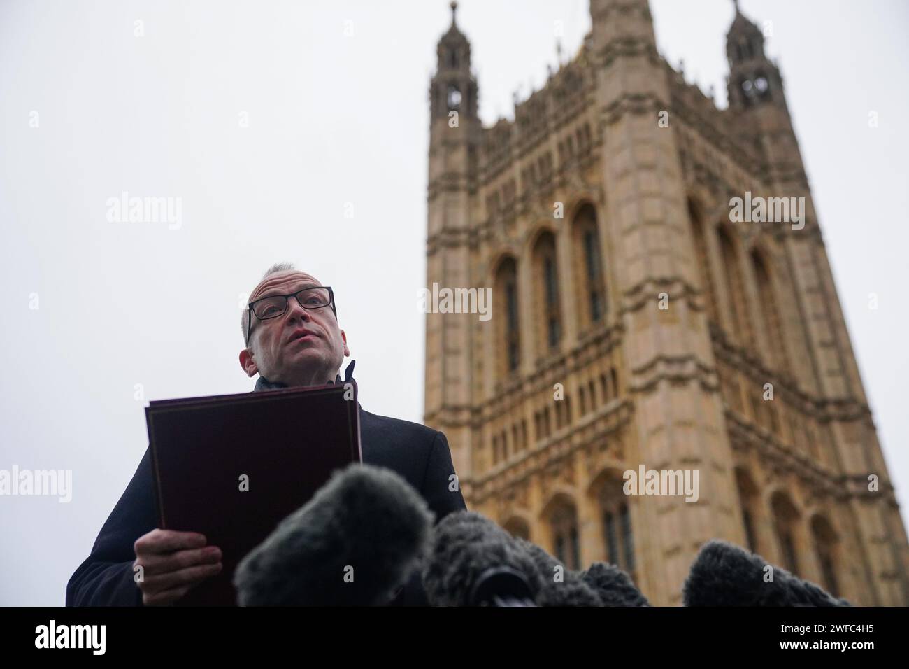 Il segretario dell'Irlanda del Nord Chris Heaton-Harris parla ai media di College Green, Westminster, mentre il powersharing nell'Irlanda del Nord è destinato a tornare dopo che l'esecutivo del partito DUP ha sostenuto un accordo governativo volto ad affrontare le sue preoccupazioni sulle barriere commerciali post-Brexit. Data immagine: Martedì 30 gennaio 2024. Foto Stock