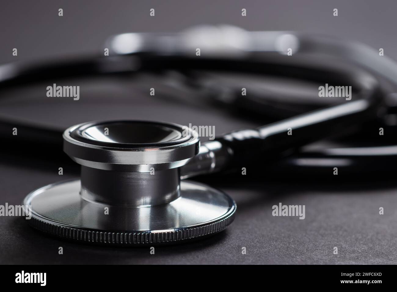 Stetoscopio strumento medico su sfondo scuro da vicino. Foto Stock