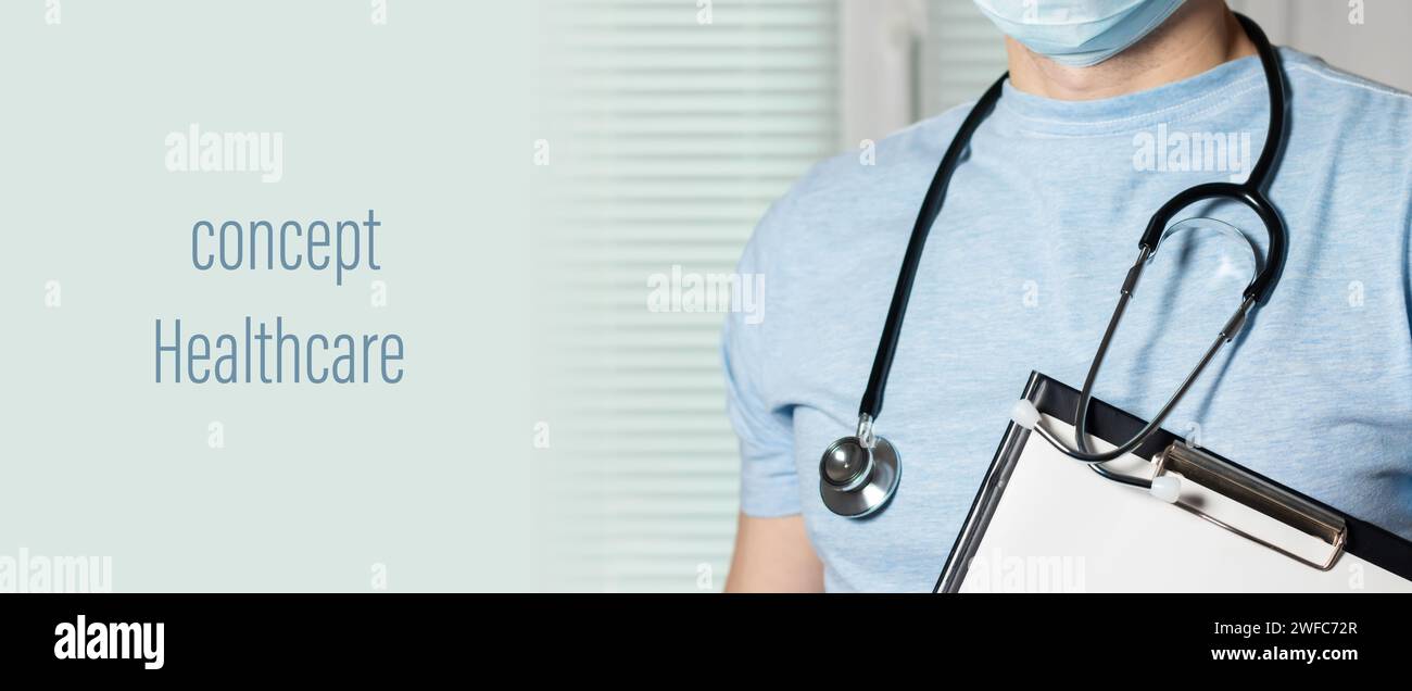 Medico che mostra appunti vuoti per scriverli sul tuo messaggio personale o Consiglio. Foto Stock