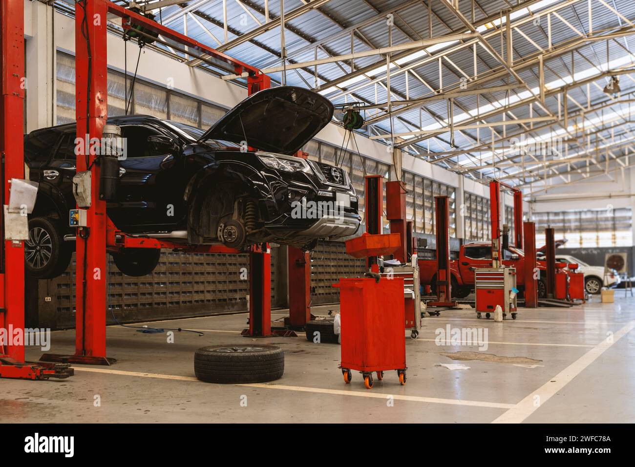 servizi di riparazione e manutenzione di automobili su misura per il settore automobilistico. Scopri la maestria artigianale e il servizio affidabile presso il nostro garage. Foto Stock