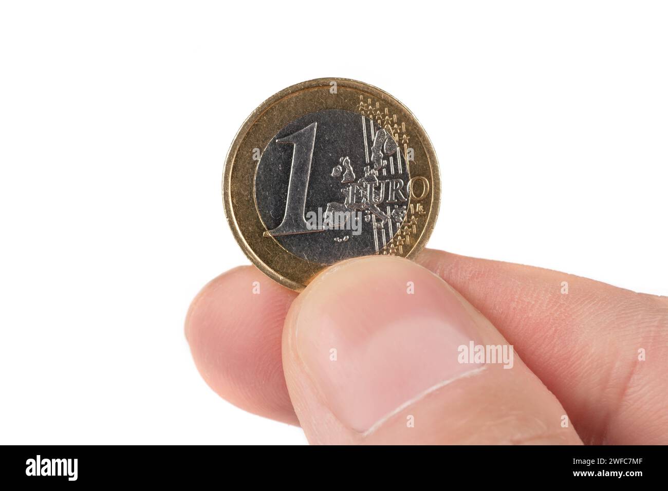 Una mano che regge una moneta in euro con sfondo bianco. Foto Stock