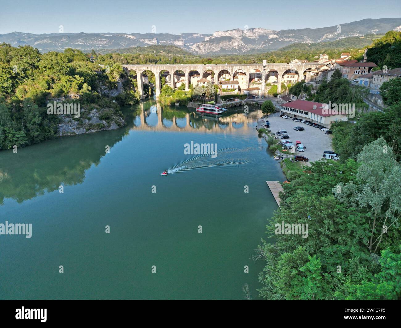Vista aerea dell'antico acquedotto di Saint-Nazaire-en-Royans sul fiume Bourne, vicino al parco nazionale Vercors, Drôme Francia Foto Stock