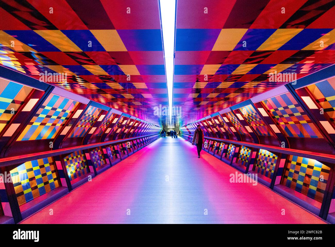 Adams Plaza Bridge a Canary Wharf decorato dall'artista Camille Walala , Londra, Regno Unito Foto Stock