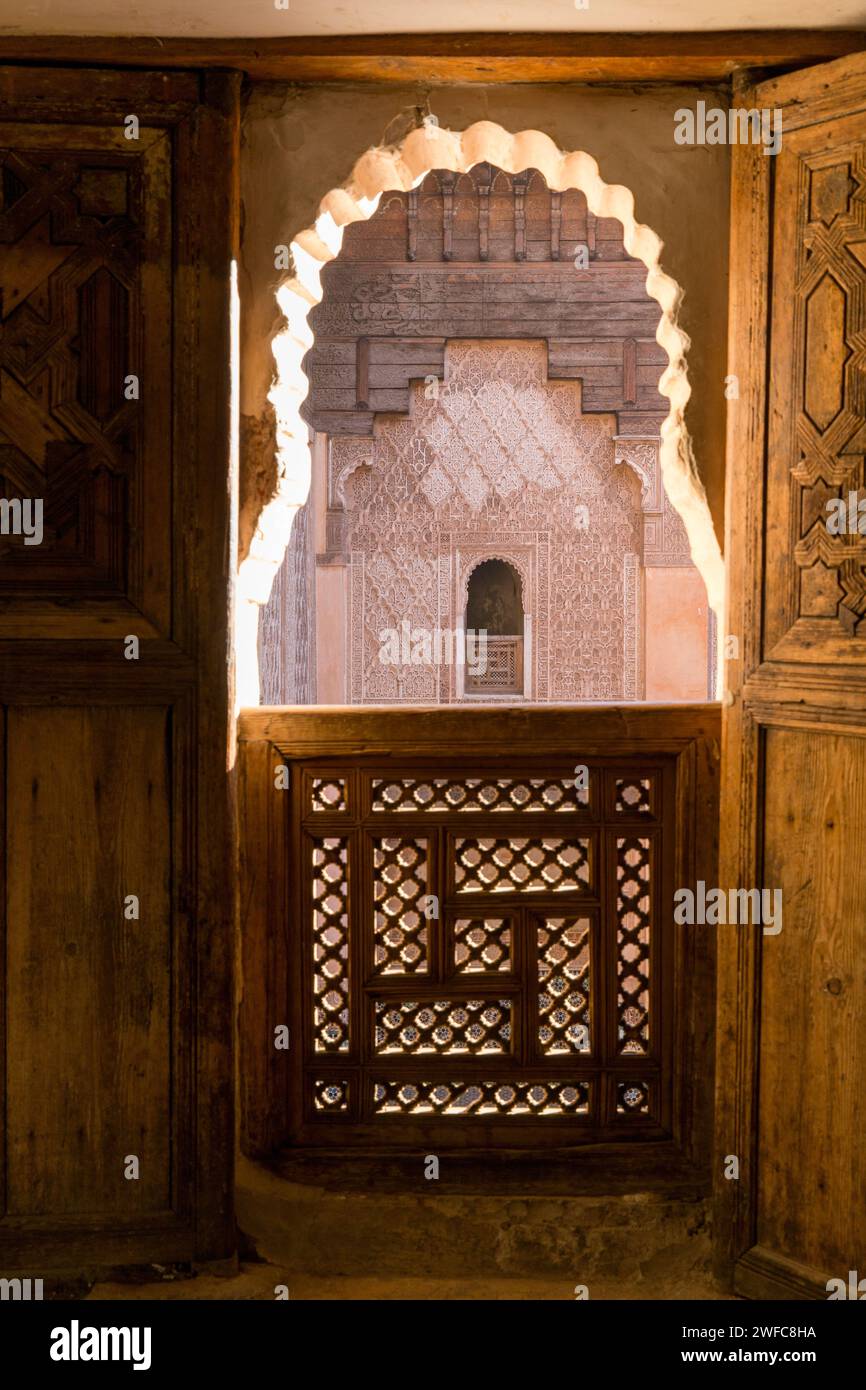 Marocco, Marrakech, medina di Marrakech, vista dalla finestra della Madrassa Medersa Ali Ben Youssef - intonaco in stucco con architettura islamica marocchina Foto Stock