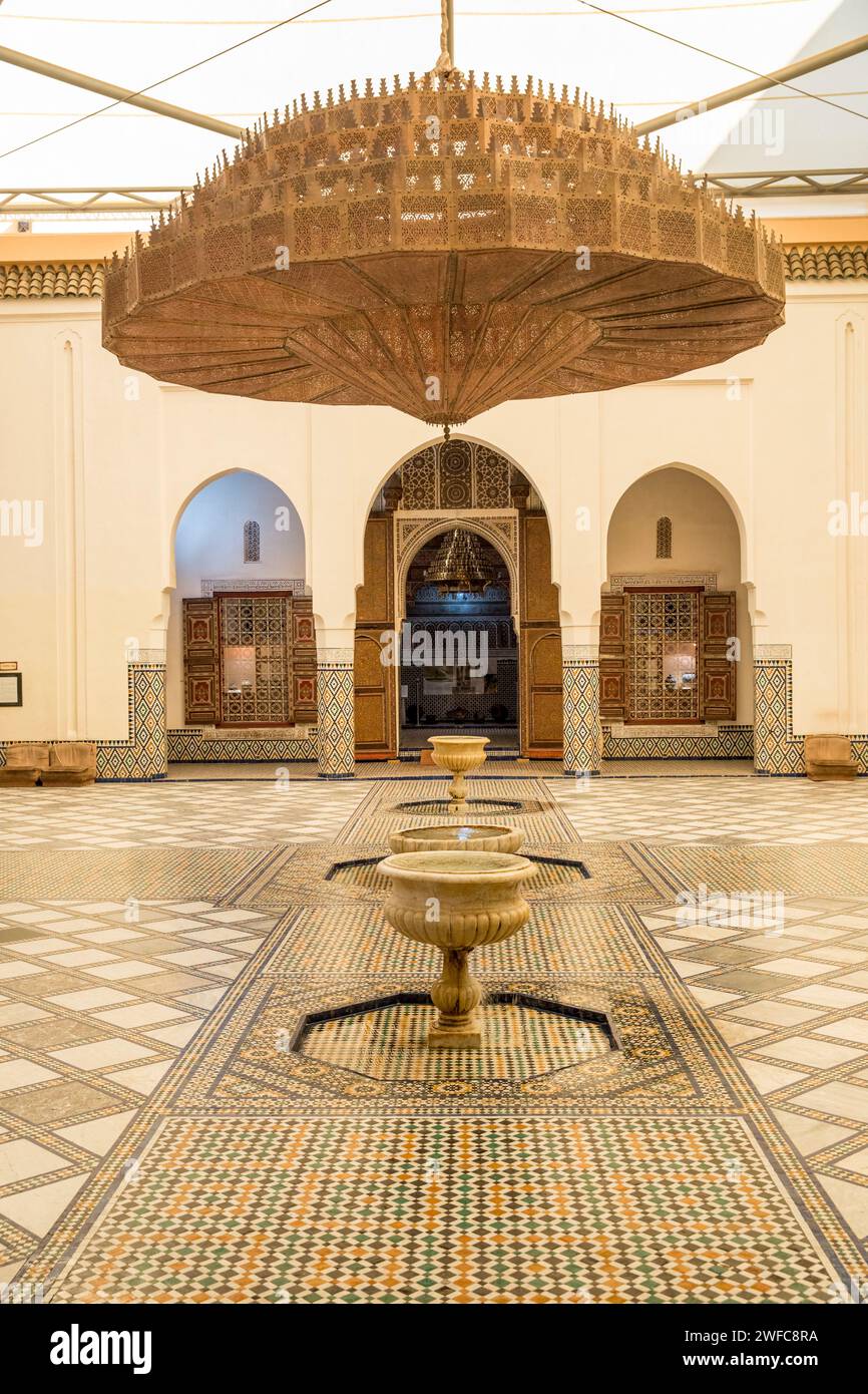 Nord Africa Marocco Marrakesh Museo Marocchino Museo musei di Marrakech interni con pavimenti piastrellati e lampade lanterne nel cortile Foto Stock