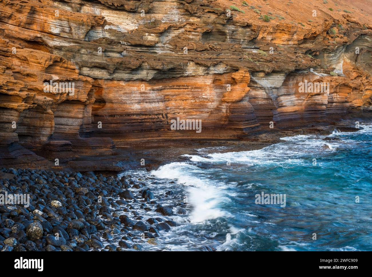 Dettaglio rocce vulcaniche intemprate che formano il lato marino del cono freatomagmatico di Montana Amarilla, Costa del Silencio, Tenerife Foto Stock