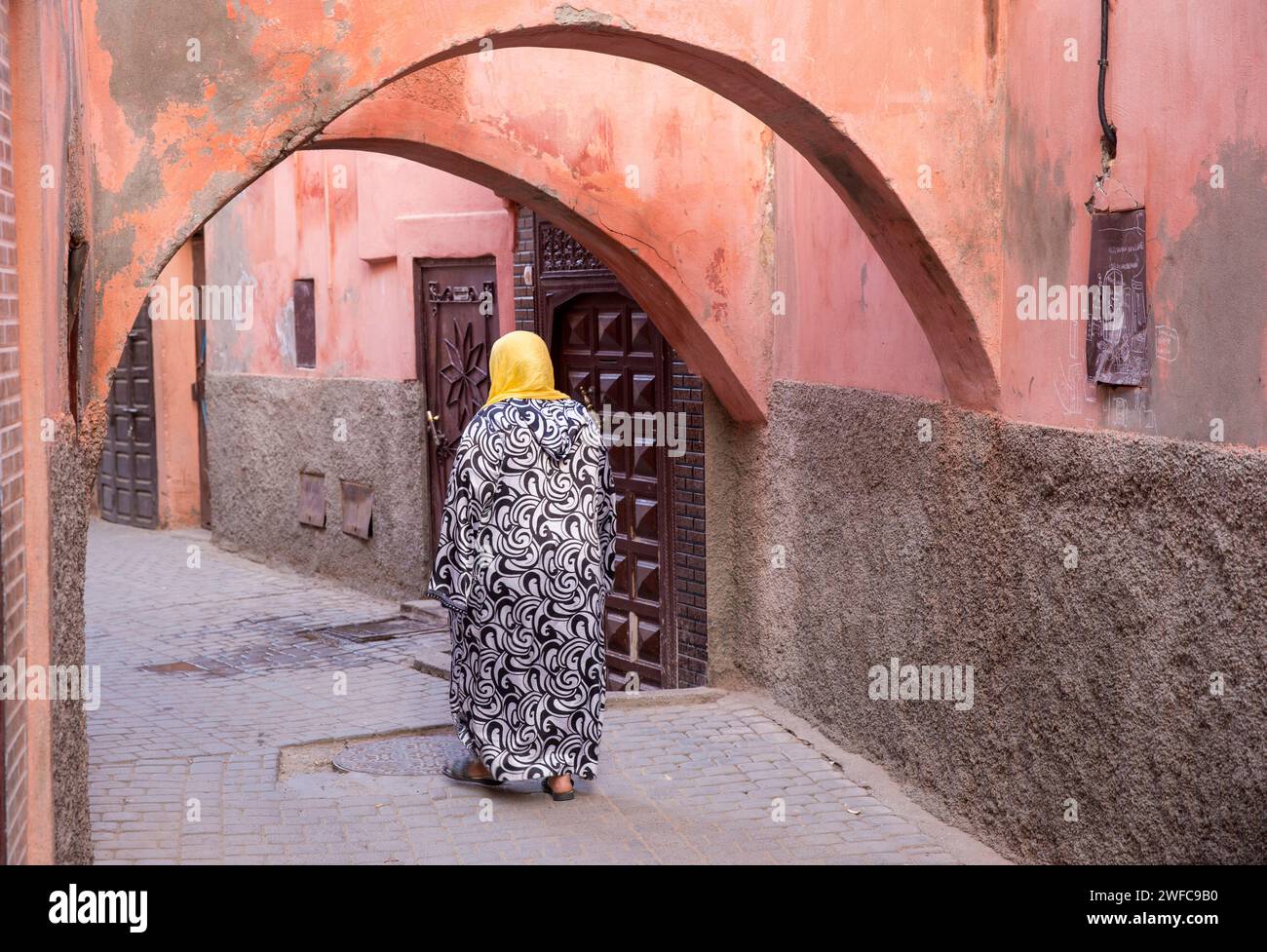 Marocchina marocchina marocchina di Marrakech in Nord Africa, in Marocco, in strada, con costume tradizionale, abbigliamento djellaba gallabea jillaba Foto Stock