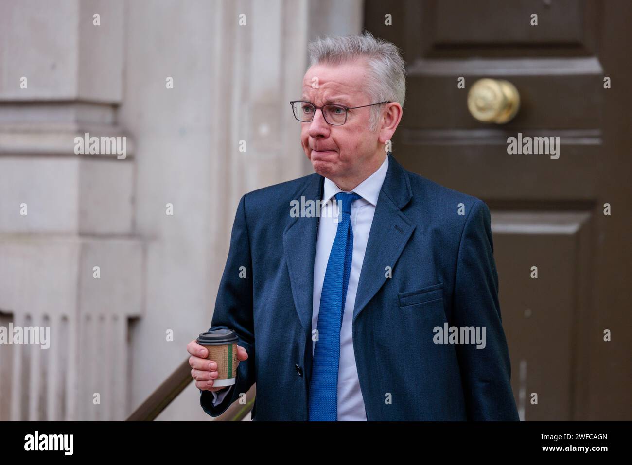 Downing Street, Londra, Regno Unito. 30 gennaio 2024. Michael Gove deputato, Segretario di Stato per il livellamento, gli alloggi e le comunità; Ministro per le relazioni intergovernative, che lascia l'Ufficio di Gabinetto a seguito della riunione settimanale del Gabinetto al 10 di Downing Street. Foto di Amanda Rose/Alamy Live News Foto Stock