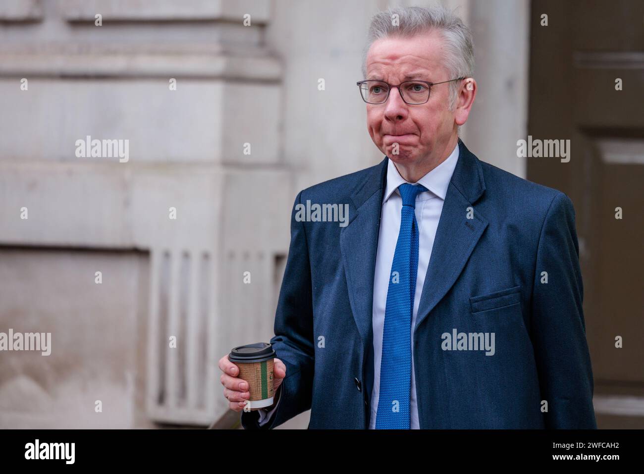Downing Street, Londra, Regno Unito. 30 gennaio 2024. Michael Gove deputato, Segretario di Stato per il livellamento, gli alloggi e le comunità; Ministro per le relazioni intergovernative, che lascia l'Ufficio di Gabinetto a seguito della riunione settimanale del Gabinetto al 10 di Downing Street. Foto di Amanda Rose/Alamy Live News Foto Stock