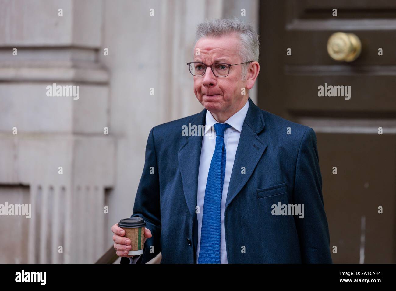 Downing Street, Londra, Regno Unito. 30 gennaio 2024. Michael Gove deputato, Segretario di Stato per il livellamento, gli alloggi e le comunità; Ministro per le relazioni intergovernative, che lascia l'Ufficio di Gabinetto a seguito della riunione settimanale del Gabinetto al 10 di Downing Street. Foto di Amanda Rose/Alamy Live News Foto Stock