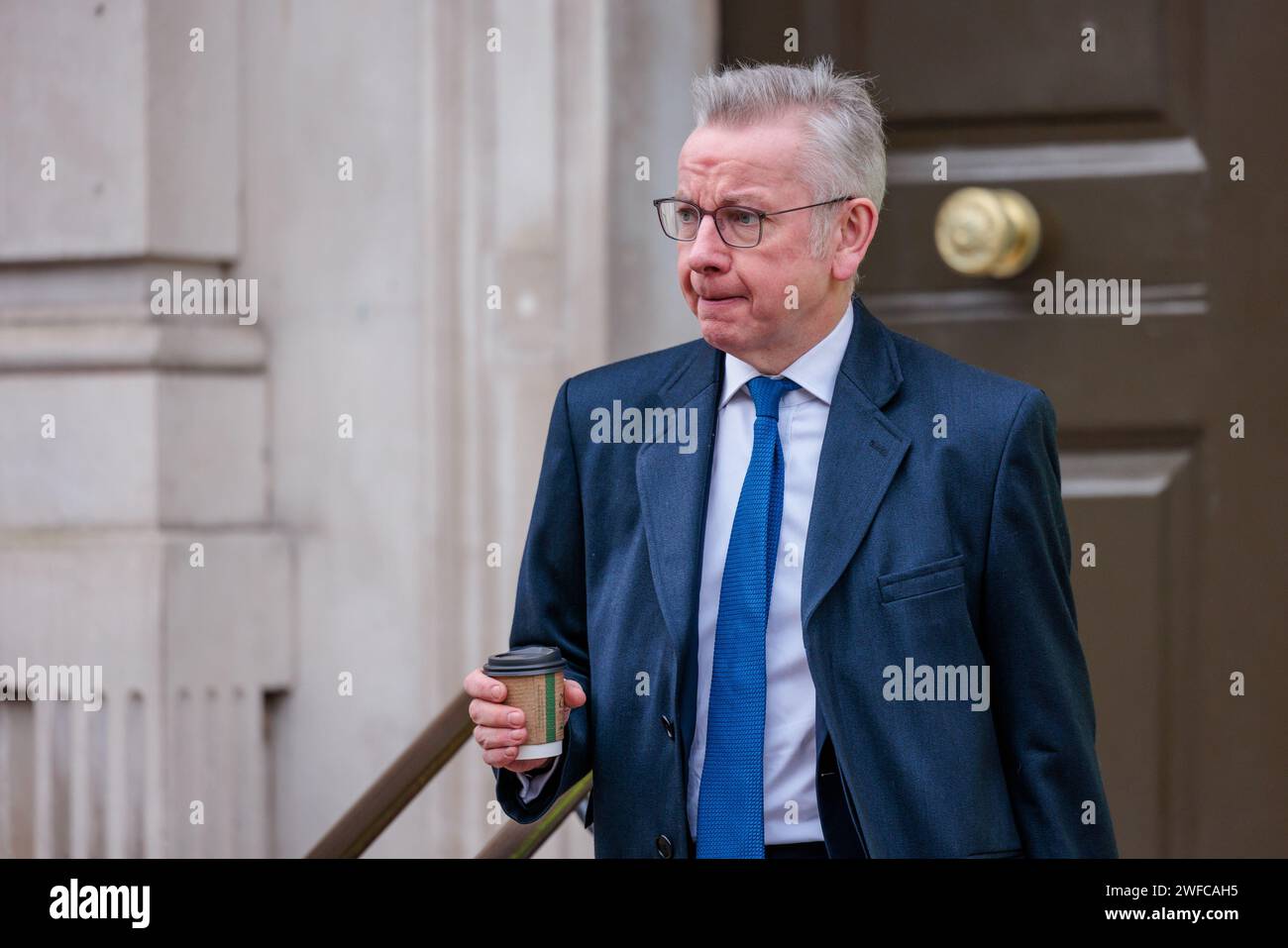 Downing Street, Londra, Regno Unito. 30 gennaio 2024. Michael Gove deputato, Segretario di Stato per il livellamento, gli alloggi e le comunità; Ministro per le relazioni intergovernative, che lascia l'Ufficio di Gabinetto a seguito della riunione settimanale del Gabinetto al 10 di Downing Street. Foto di Amanda Rose/Alamy Live News Foto Stock