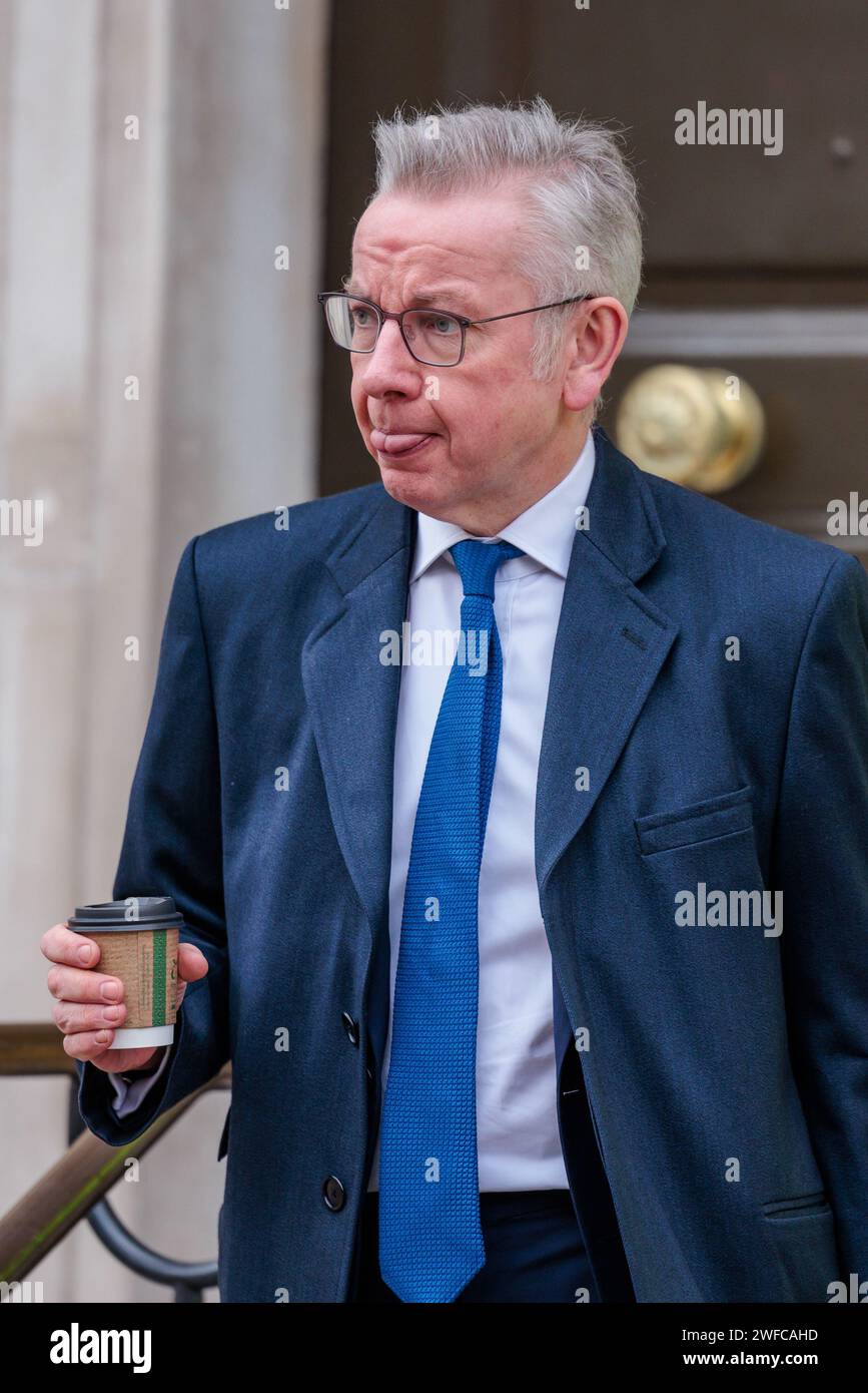 Downing Street, Londra, Regno Unito. 30 gennaio 2024. Michael Gove deputato, Segretario di Stato per il livellamento, gli alloggi e le comunità; Ministro per le relazioni intergovernative, che lascia l'Ufficio di Gabinetto a seguito della riunione settimanale del Gabinetto al 10 di Downing Street. Foto di Amanda Rose/Alamy Live News Foto Stock