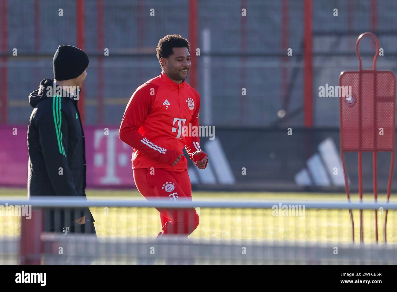 Muenchen, Deutschland. 30 gennaio 2024. Serge Gnabry (FC Bayern Muenchen, 07) individuelles Lauftraining, Oeffentliches Training, FC Bayern Muenchen, Fussball, Saison 23/24, 30.01.2024, foto: Eibner-Pressefoto/Jenni Maul credito: dpa/Alamy Live News Foto Stock