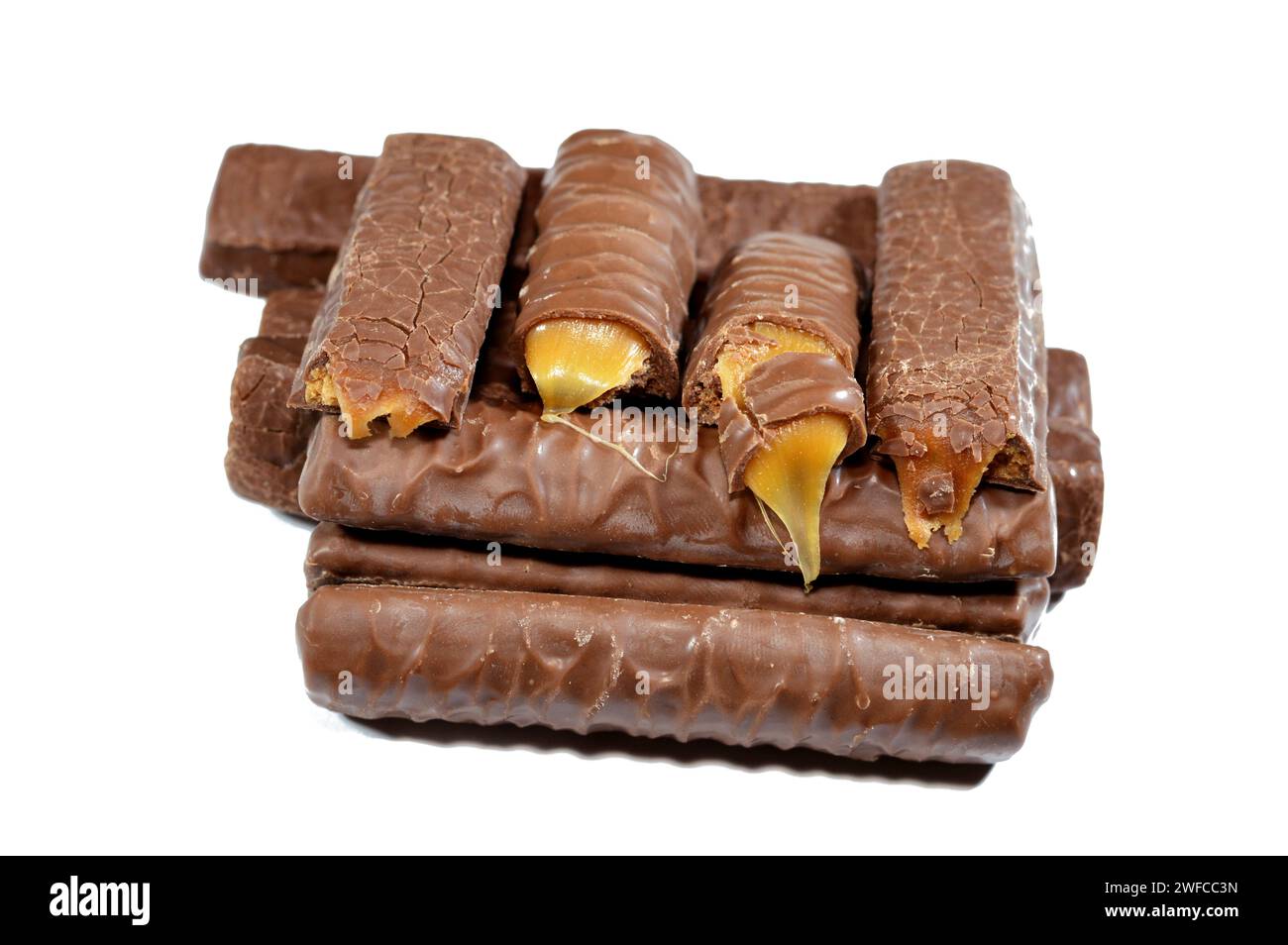 Biscotto ricoperto di caramello e cioccolato, barrette di caramello al cioccolato, deliziosa fusione di arachidi croccanti, caramello dolce e un centro cremoso tutto ricoperto Foto Stock