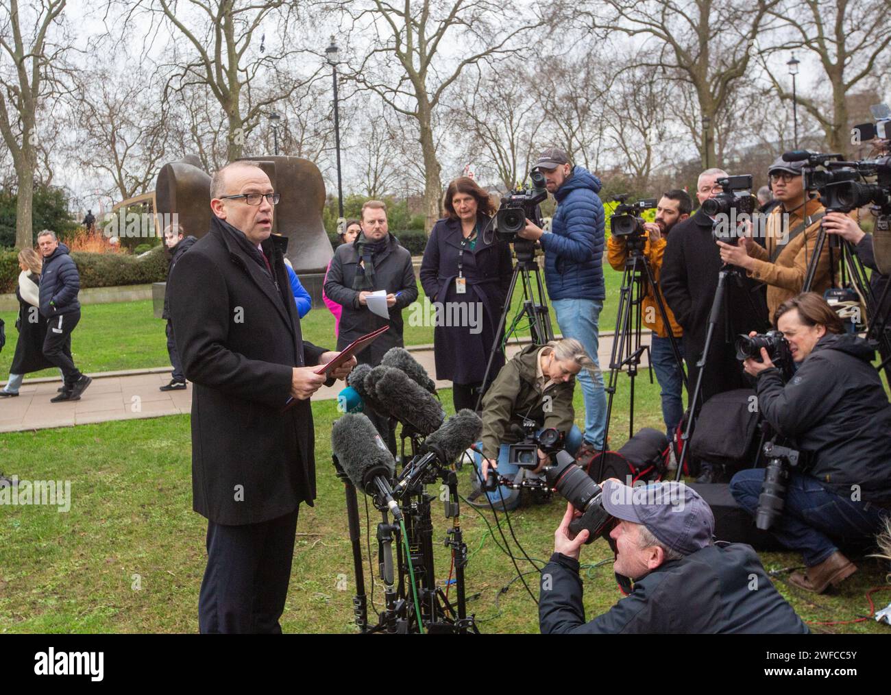 Londra, Inghilterra, Regno Unito. 30 gennaio 2024. Il segretario dell'Irlanda del Nord CHRIS HEATON-HARRIS parla ai media di College Green, Westminster, poiché la condivisione del potere in Irlanda del Nord è destinata a tornare dopo che l'esecutivo del partito DUP ha sostenuto un accordo governativo volto ad affrontare le sue preoccupazioni sulle barriere commerciali post-Brexit. (Immagine di credito: © Tayfun salci/ZUMA Press Wire) SOLO USO EDITORIALE! Non per USO commerciale! Crediti: ZUMA Press, Inc./Alamy Live News Foto Stock