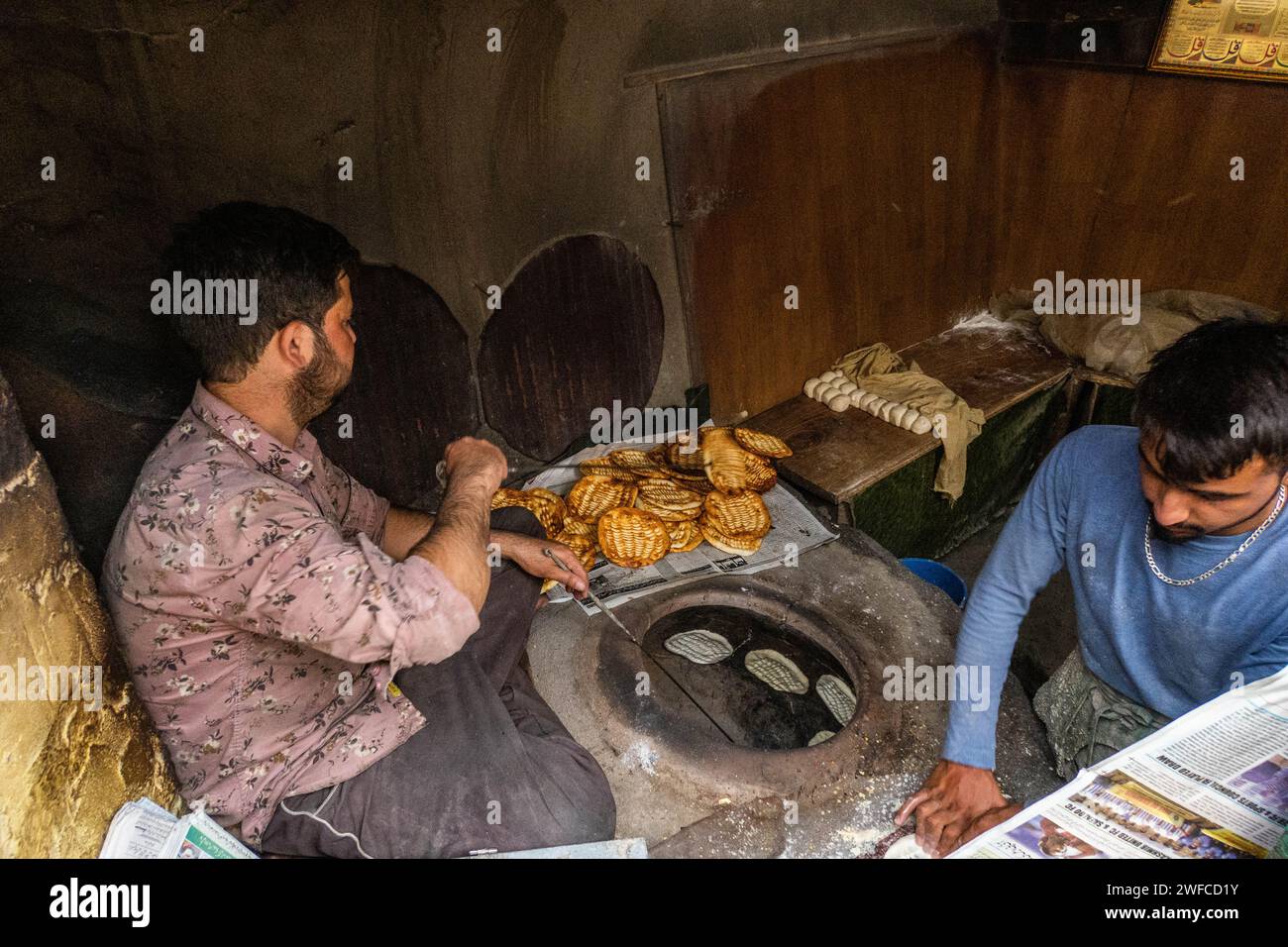 Kashmiri roti appena sfornati, Srinagar, Kashmir, India Foto Stock