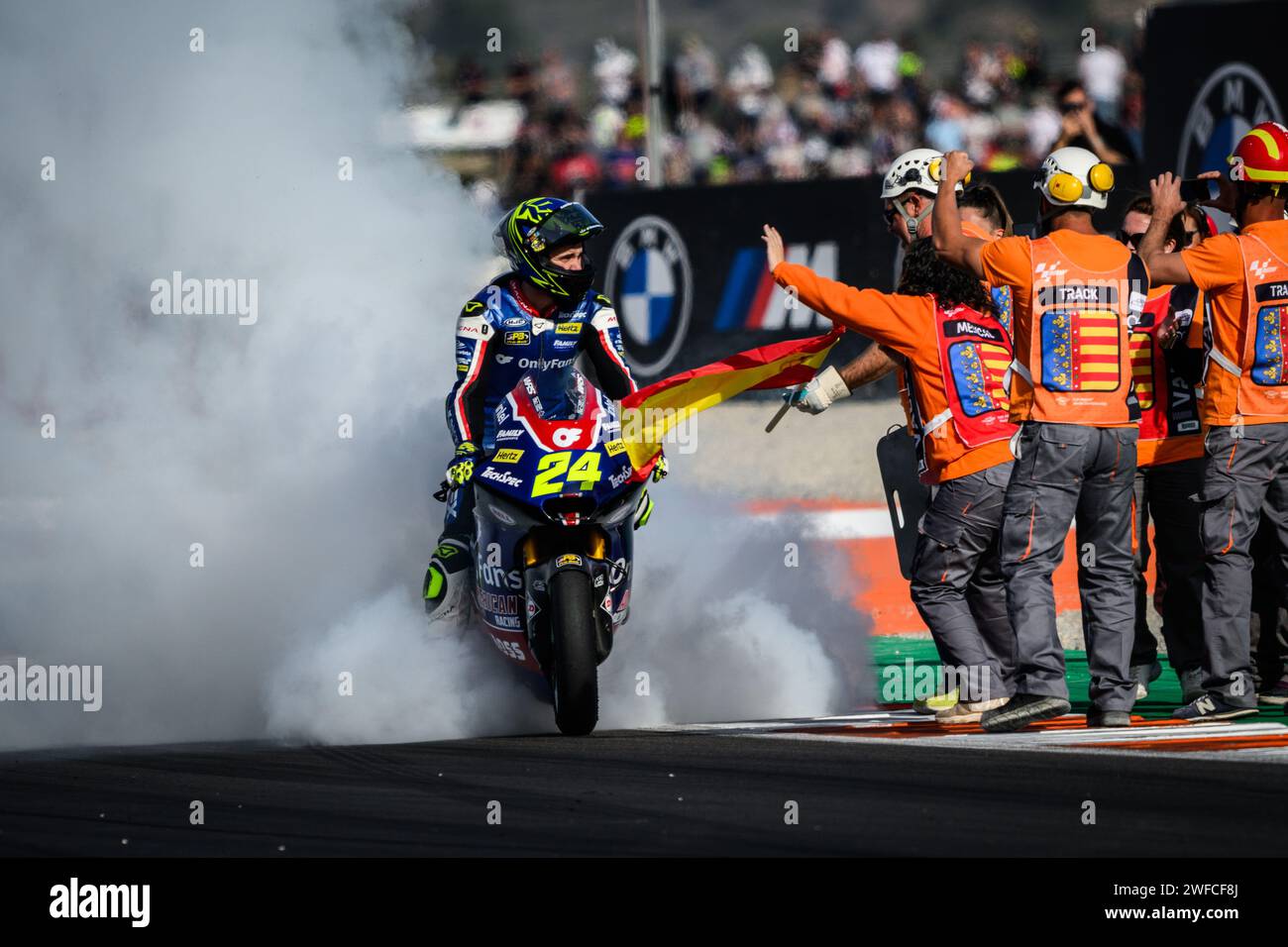 Il pilota spagnolo di Moto2 Marcos Ramirez festeggia la fine del campionato con una bandiera e una deriva al Gran Premio di Valencia, Spagna. Foto Stock