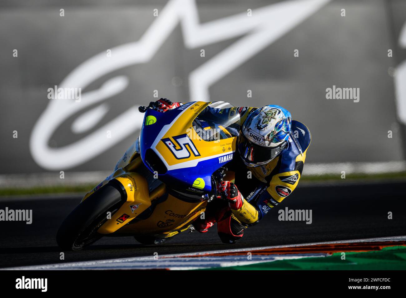 Kohta Nozane, pilota giapponese di Moto2 del team Correos Yamaha VR46, in gara durante il Gran premio Motul a Cheste, Valencia, Spagna. Novembre 2023 Foto Stock