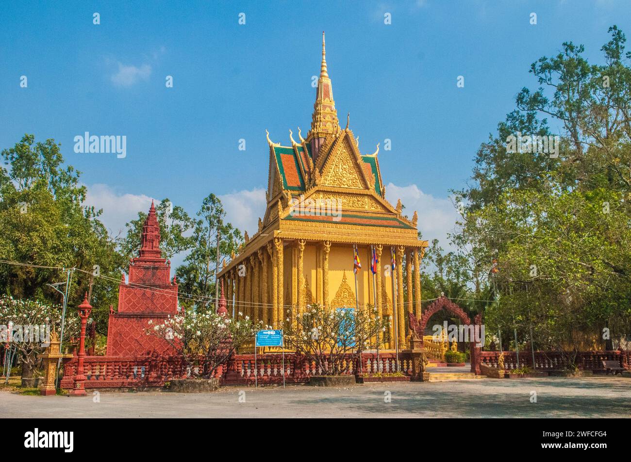 Un tempio buddista o Wat. Fish Island, Kampot Province, Cambogia. Crediti: Kraig Lieb Foto Stock