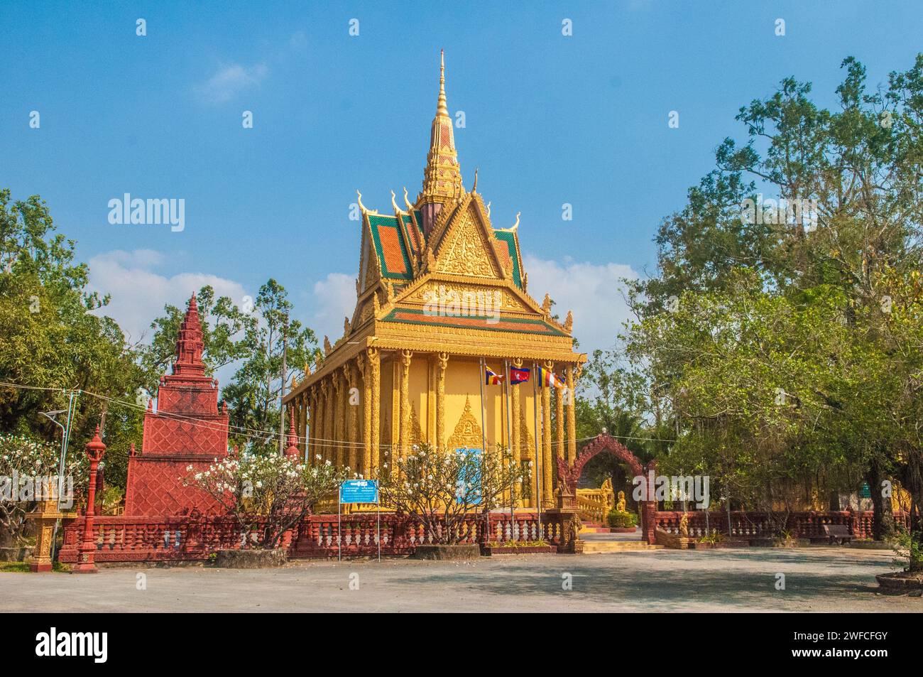 Un tempio buddista o Wat. Fish Island, Kampot Province, Cambogia. Crediti: Kraig Lieb Foto Stock