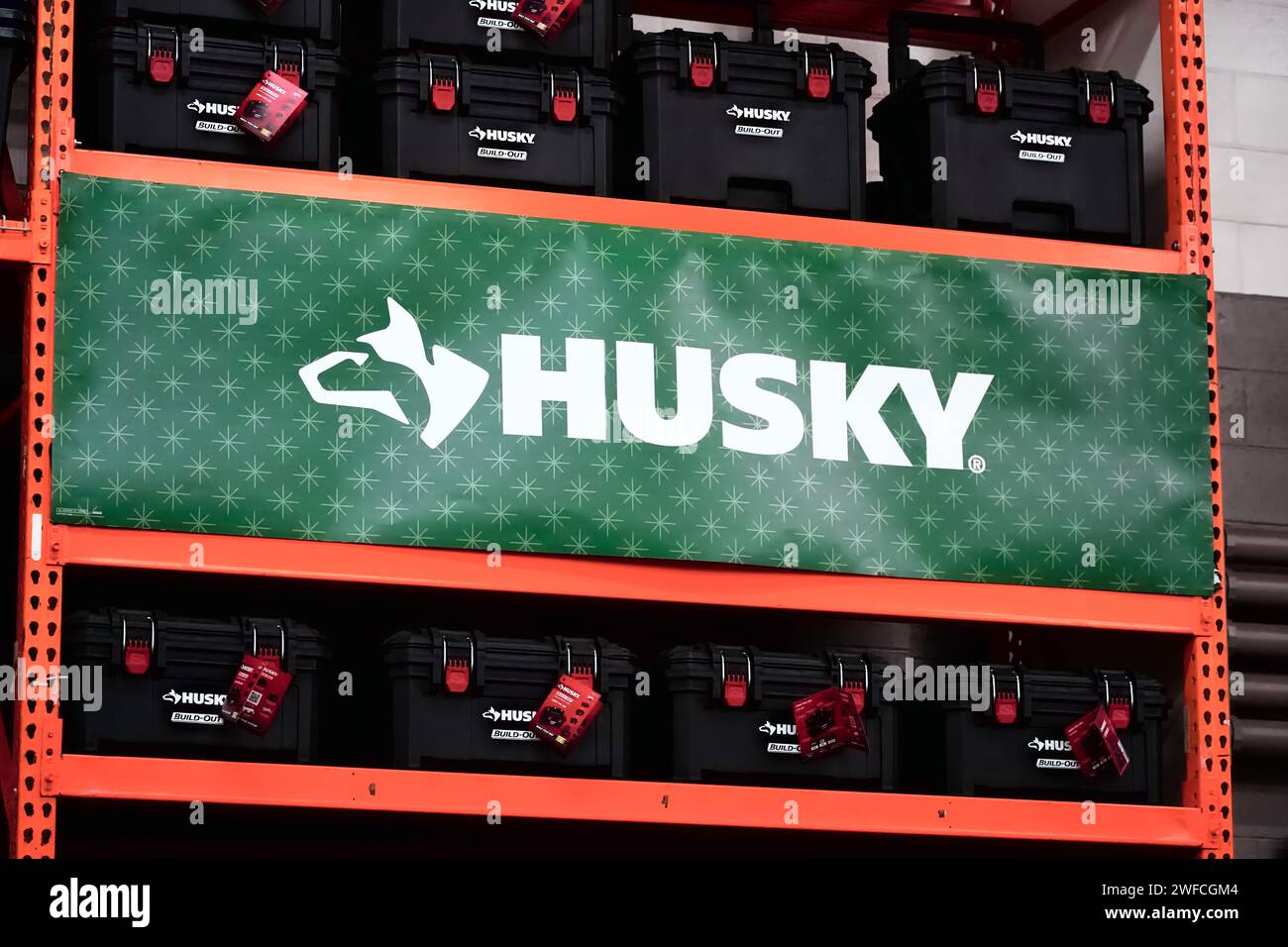 Honolulu, HI - 12 gennaio 2024: Home Depot in House marchio Husky Tools logo banner pubblicità e contenitori per attrezzi Foto Stock