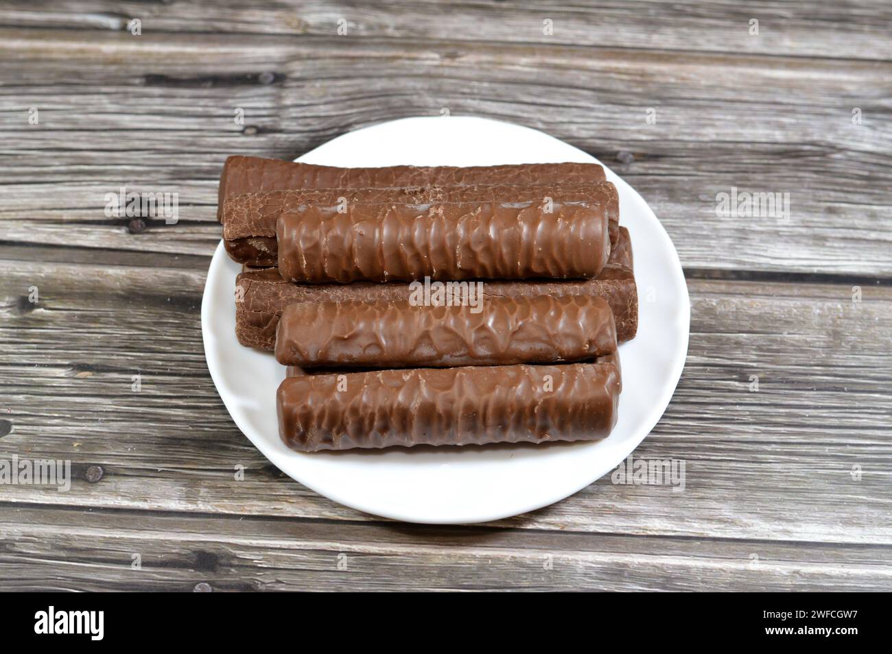 Biscotto ricoperto di caramello e cioccolato, barrette di caramello al cioccolato, deliziosa fusione di arachidi croccanti, caramello dolce e un centro cremoso tutto ricoperto Foto Stock