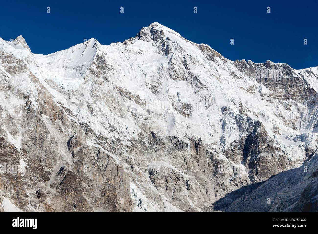 Cho Oyu, in una giornata limpida, in cima alle montagne dell'Himalaya, al Parco Nazionale di Sagarmatha, all'Himalaya, al Nepal. Foto Stock