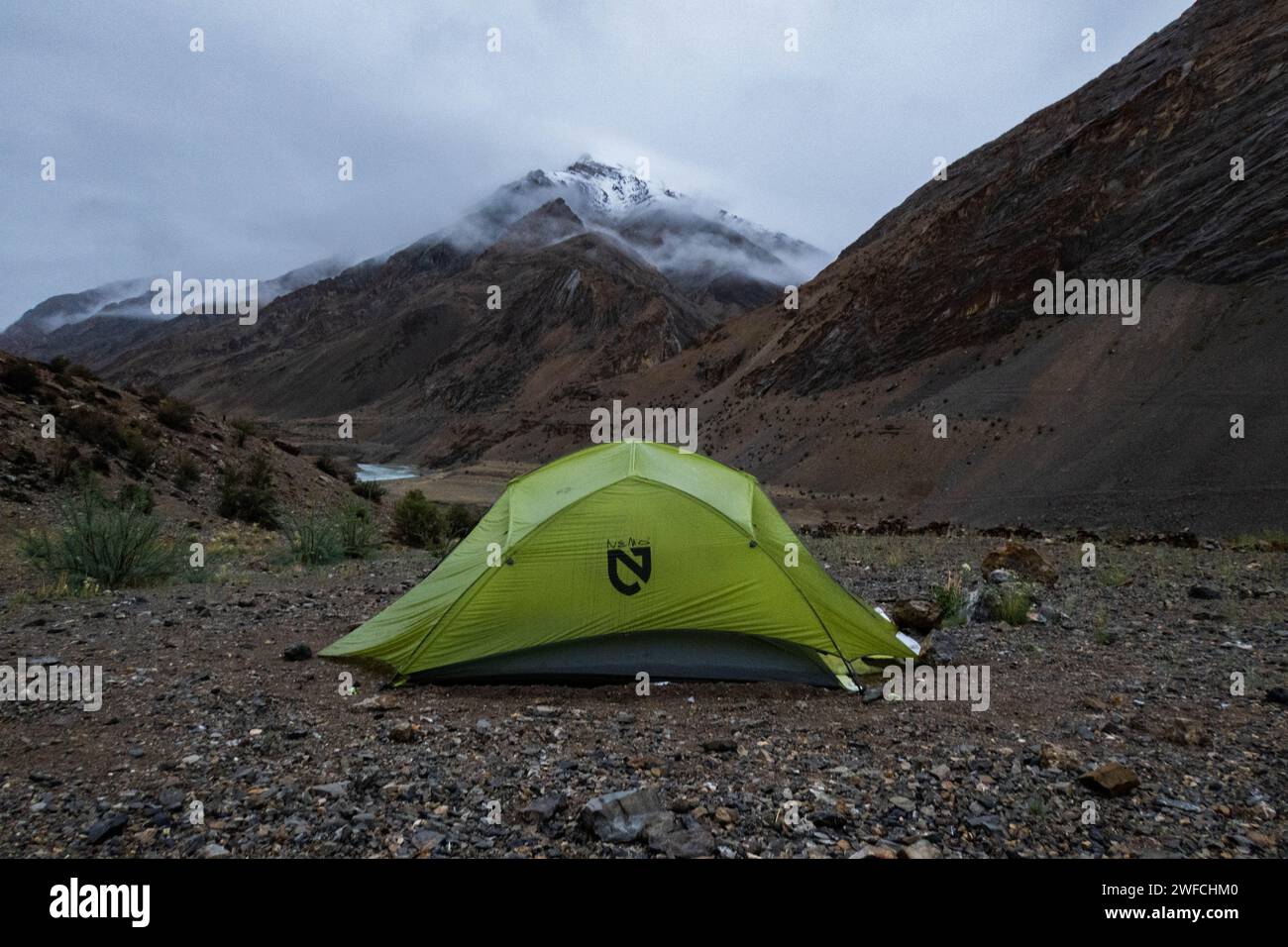 Ultimo campeggio leggero sotto il passo Parfi la, Ladakh, India Foto Stock