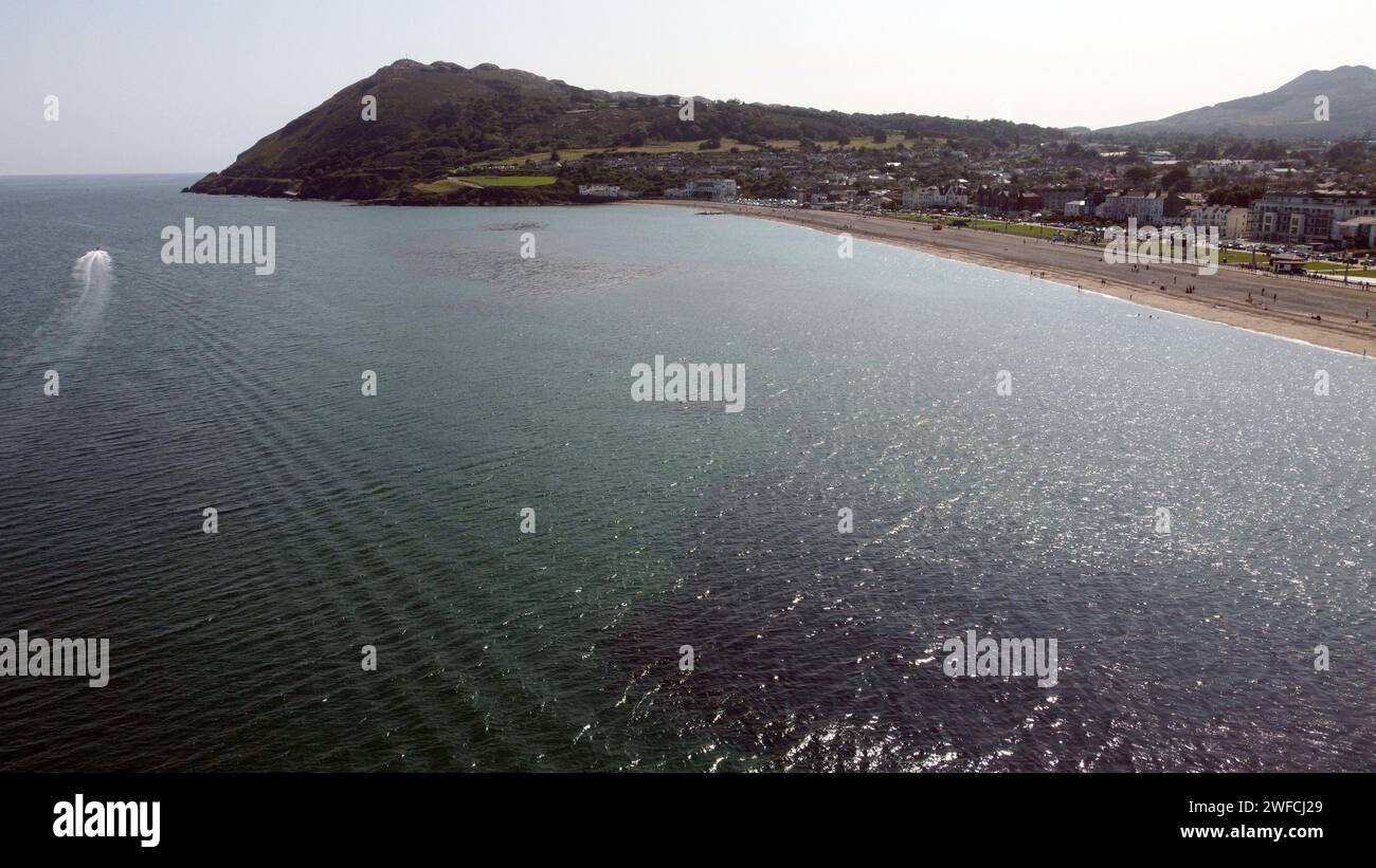 Un'incredibile vista aerea di Bray Beach e Bray Head in una giornata di sole - Co. Wicklow, Irlanda Foto Stock