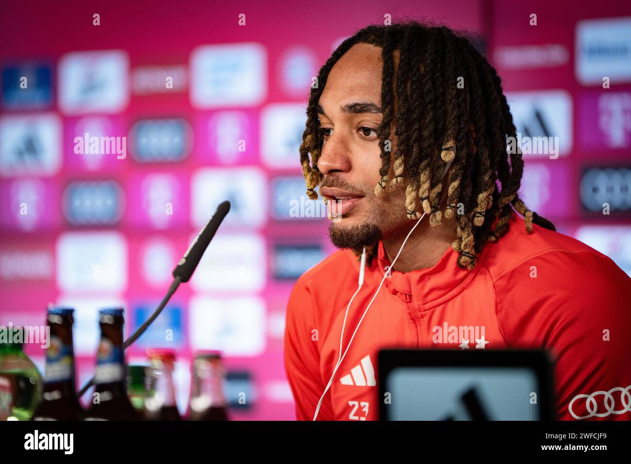 Monaco di Baviera, Germania, 30.1,2024, presentazione Sacha Boey FC Bayern Muenchen foto del Bayern Monaco Foto Stock