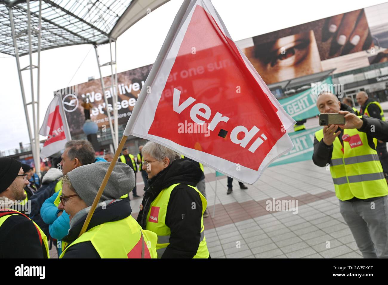 AM Donnerstag: Pianta Verdi bundesweiten Streik der Sicherheitskraefte an Flughaefen. ARCHIVFOTO Warnstreiks am Flughafen Franz Josef Strauss in Muenchen haben am 17.02.2023 begonnen Ver.di droht mit Streik-Ausweitung Nichts fliegt Rund 300,000 Passagiere werden heute wohl von den Warnstreiks an deutschen Flughaefen betroffen Sein. Ver.di so Druck in den Tarifverhandlungen machen. An sieben deutschen FlughÊfen ist ein ganztaegiger Warnstreik angelaufen, der den Flugverkehr weitgehend lahmlegt. Dazu aufgerufen hatte die Gewerkschaft ver.di Beschaeftigte im oeffentlichen Dienst, das Bodenper Foto Stock