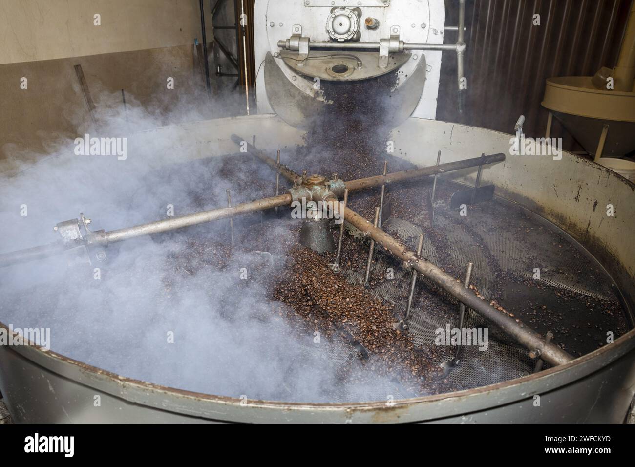Tostatura dei chicchi di caffè - Foto Stock