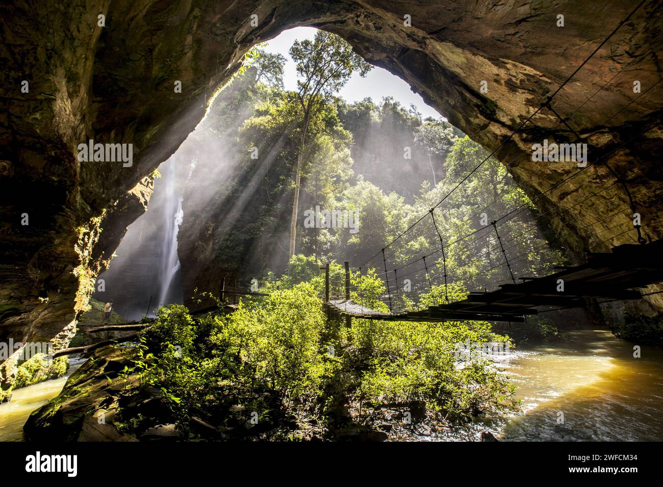 Grotta e cascata di Santa Bárbara nel complesso turistico di Pozzo Azul, formato dalle acque del fiume Cocal - Tavola Foto Stock