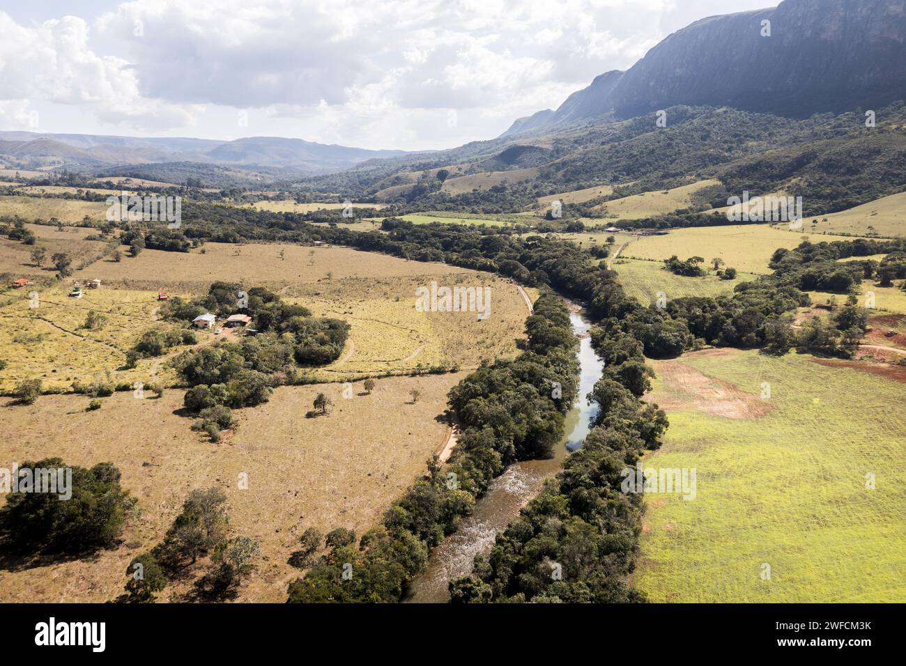 Veduta di un drone di proprietà rurale e del fiume São Francisco con foresta ripariale conservata nella zona di smorzamento del Parco Nazionale Serra da Canastra - Foto Stock