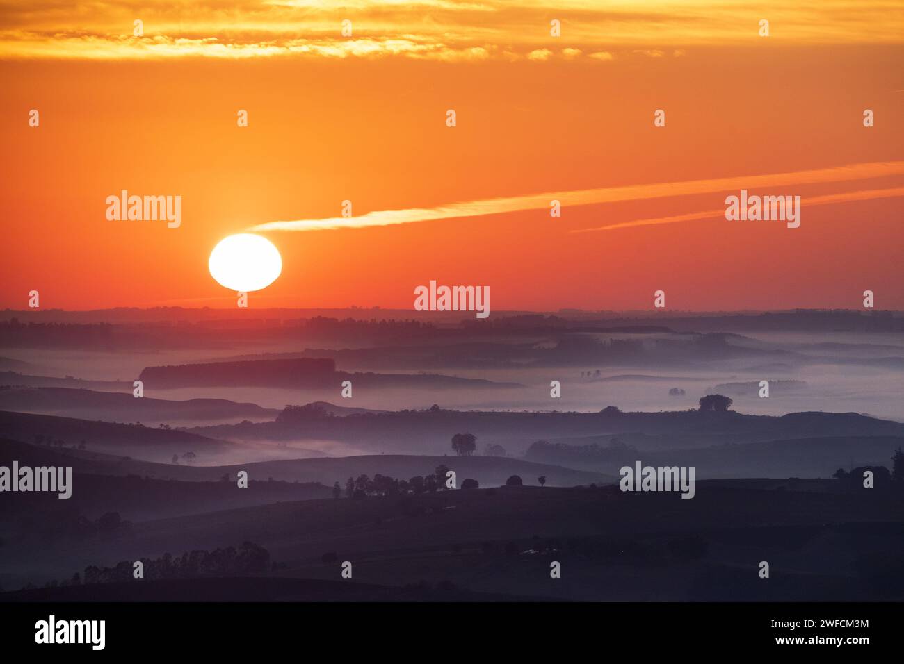 Vista al sorgere del sole con nebbia nel Parco Nazionale della Serra da Canastra - Foto Stock