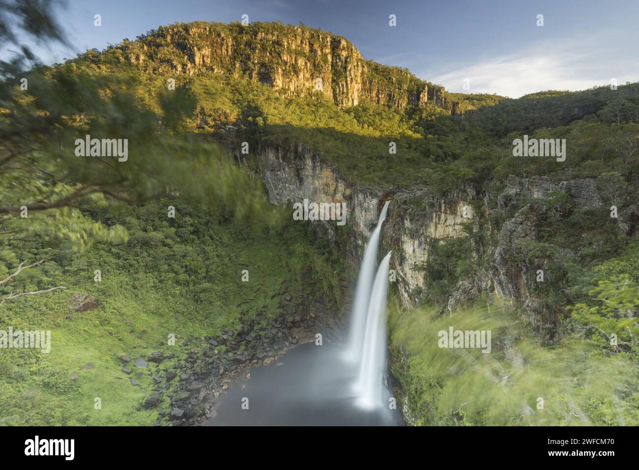 Il fiume Nero salta o salta di 120 metri all'alba - Parco Nazionale Chapada dos Veadeiros - confronta con 07DIB633 Foto Stock