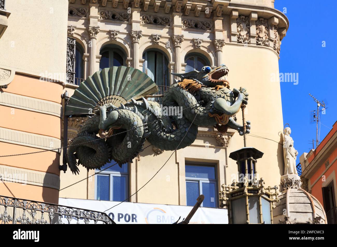 Scultura cinese di drago appeso, insegna negozio, Placa Boqueria, Las Ramblas, Barcellona, Catalunya, Spagna Foto Stock
