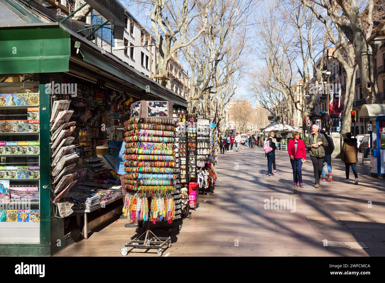 I turisti passeggiano attraverso la strada pedonale di Las Ramblas. Barcellona, Catalunya, Spagna Foto Stock