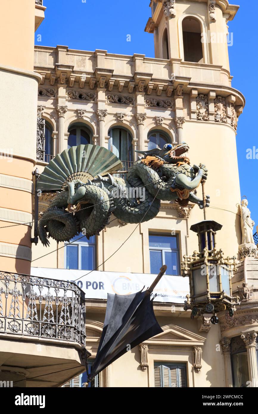 Scultura cinese di drago appeso, insegna negozio, Placa Boqueria, Las Ramblas, Barcellona, Catalunya, Spagna Foto Stock
