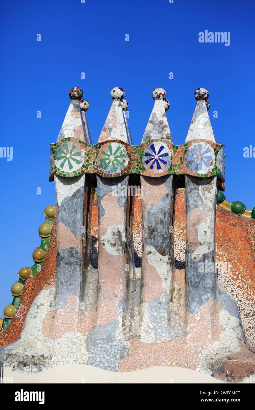 Camino sul tetto di Casa Batllo, casa di Antonio Gaudi. Barcellona, Catalunya, Spagna Foto Stock