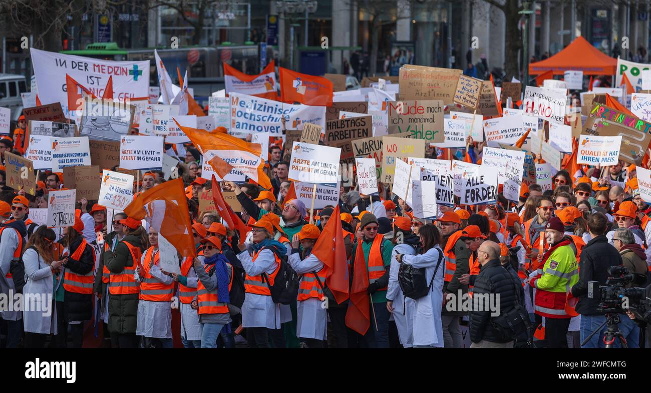 Niedersachsen, Hannover, Warnstreik: 5,000 Ärzte von uni-Kliniken bei Kundgebung ad Hannover, *** bassa Sassonia, Hannover, sciopero di avvertimento 5.000 medici degli ospedali universitari in rally di Hannover, Foto Stock