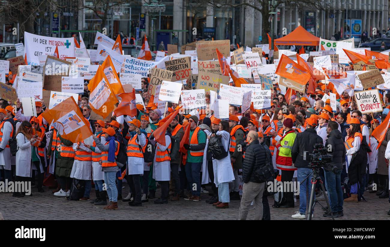 Niedersachsen, Hannover, Warnstreik: 5,000 Ärzte von uni-Kliniken bei Kundgebung ad Hannover, *** bassa Sassonia, Hannover, sciopero di avvertimento 5.000 medici degli ospedali universitari in rally di Hannover, Foto Stock