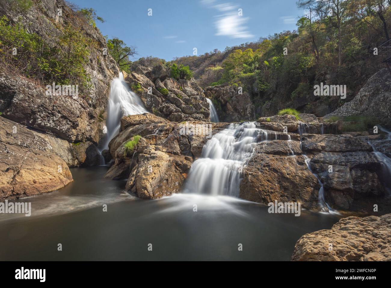 Cascata barocca formata dal fiume Almas - APA Paviera alto area di protezione ambientale - Chapada dos Veadeiros - Foto Stock