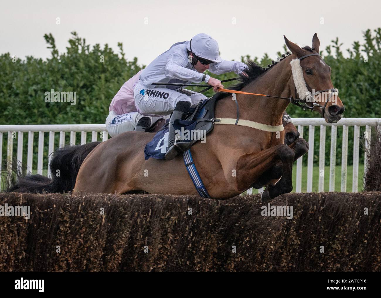 Snowy Evening vince la SBK Novices' handicap Chase a Doncaster per Oliver Greenall & Josh Guerriero e Henry Brooke il 28 gennaio 24 Foto Stock