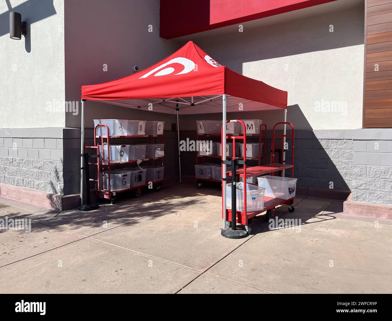 Stazione di prelievo con tettuccio rosso e bidoni etichettati organizzati all'esterno di un negozio Target in North Main Street, Walnut Creek, California, 31 luglio 2023. Foto Stock