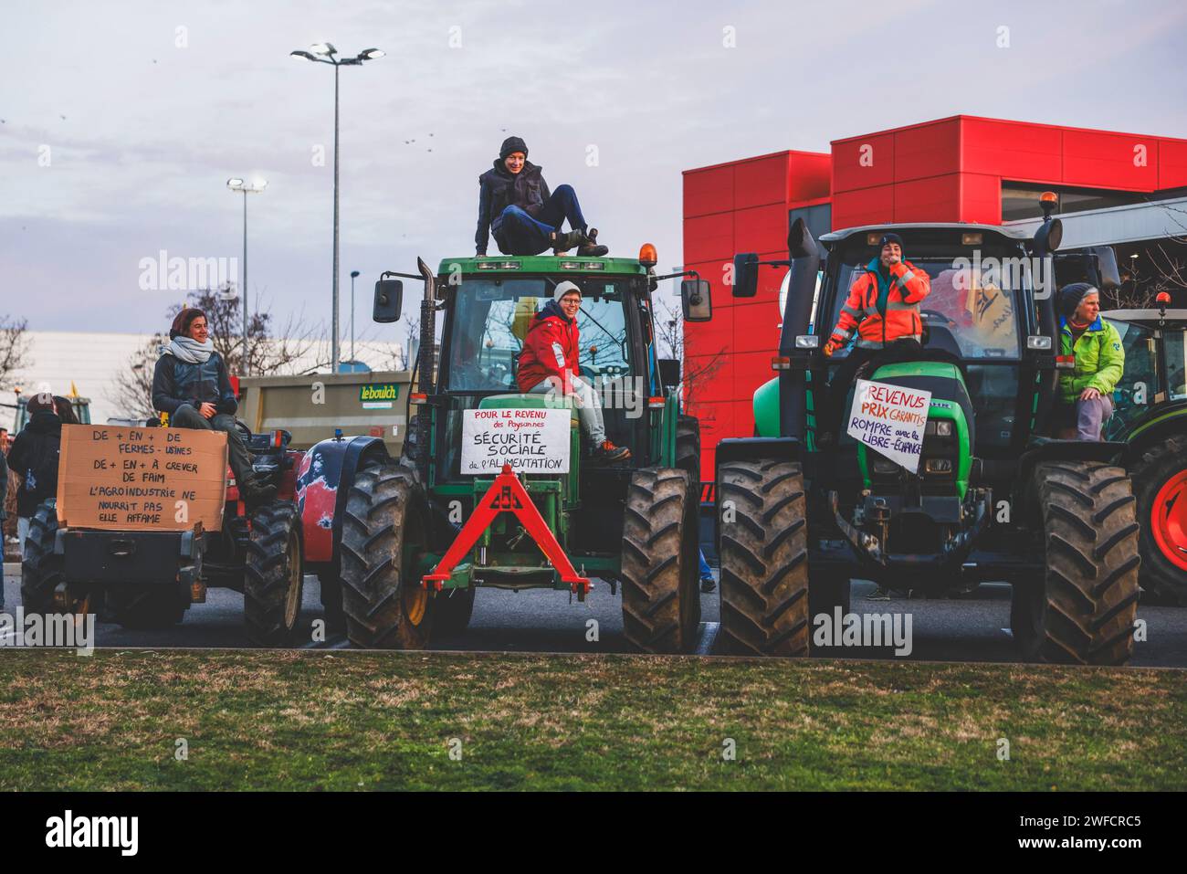 ©PHOTOPQR/LE DAUPHINE/Jean-Baptiste BORNIER ; la Verpillière ; 30/01/2024 ; la Verpillière (Isère), le 30 janvier 2024. Blocage du péage de Saint-Quentin-Fallavier par les Agriculture en colère. Une dizaine de tracteurs et une cinquantaine de personnes se sont réunies sur le parking du Super U, aux alentours de 8h pour préparer le blocage du péage à quelques kilomètres de là. Foto : Jean-Baptiste bornier / le Dauphiné Libéré - la protesta degli agricoltori francesi continua Francia 30 gennaio 2024 Foto Stock