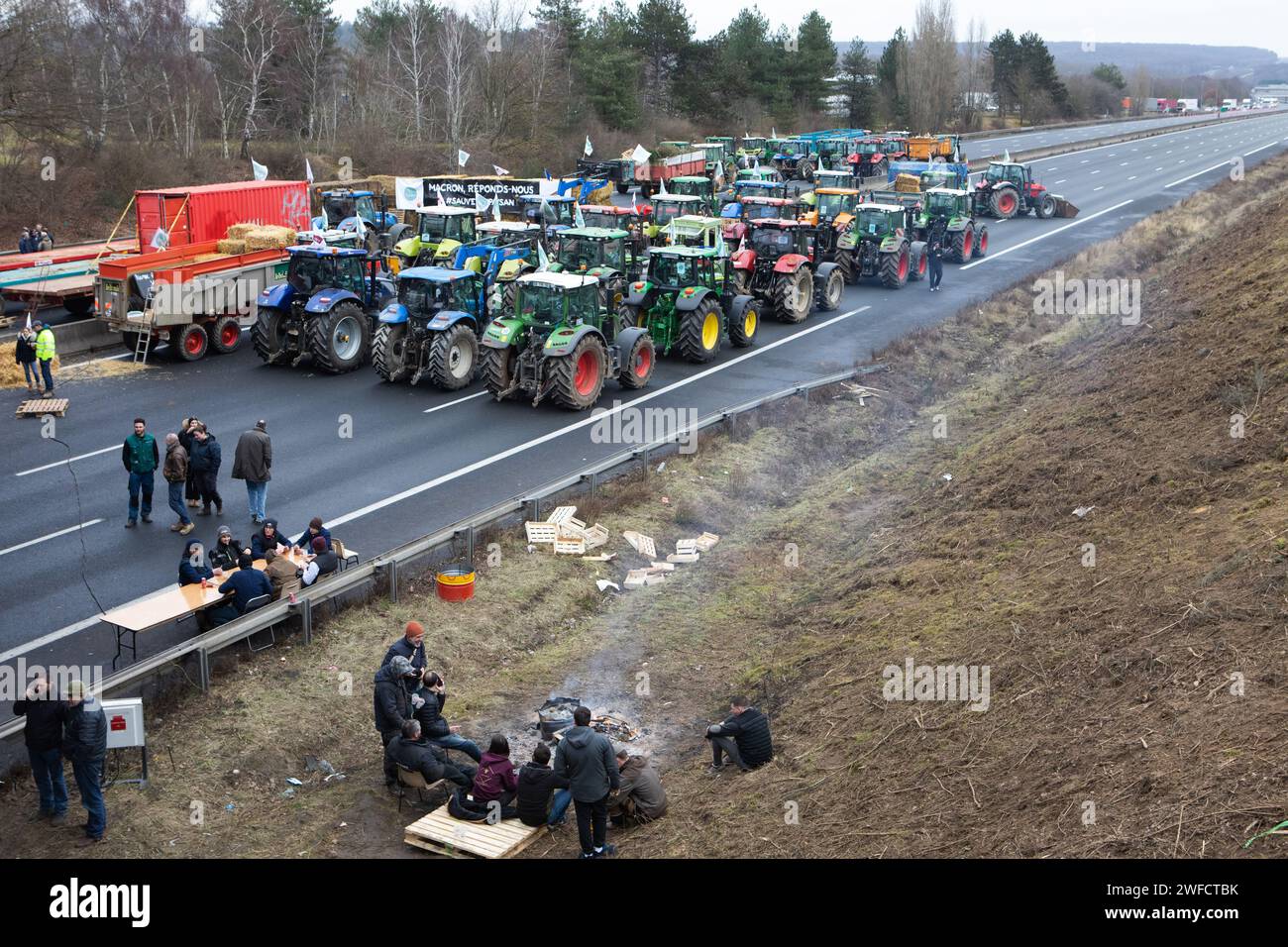 Longvilliers, Francia, 30 gennaio 2024, secondo giorno del blocco dell'autostrada A10, crédit: Francois Loock/Alamy Live News Foto Stock